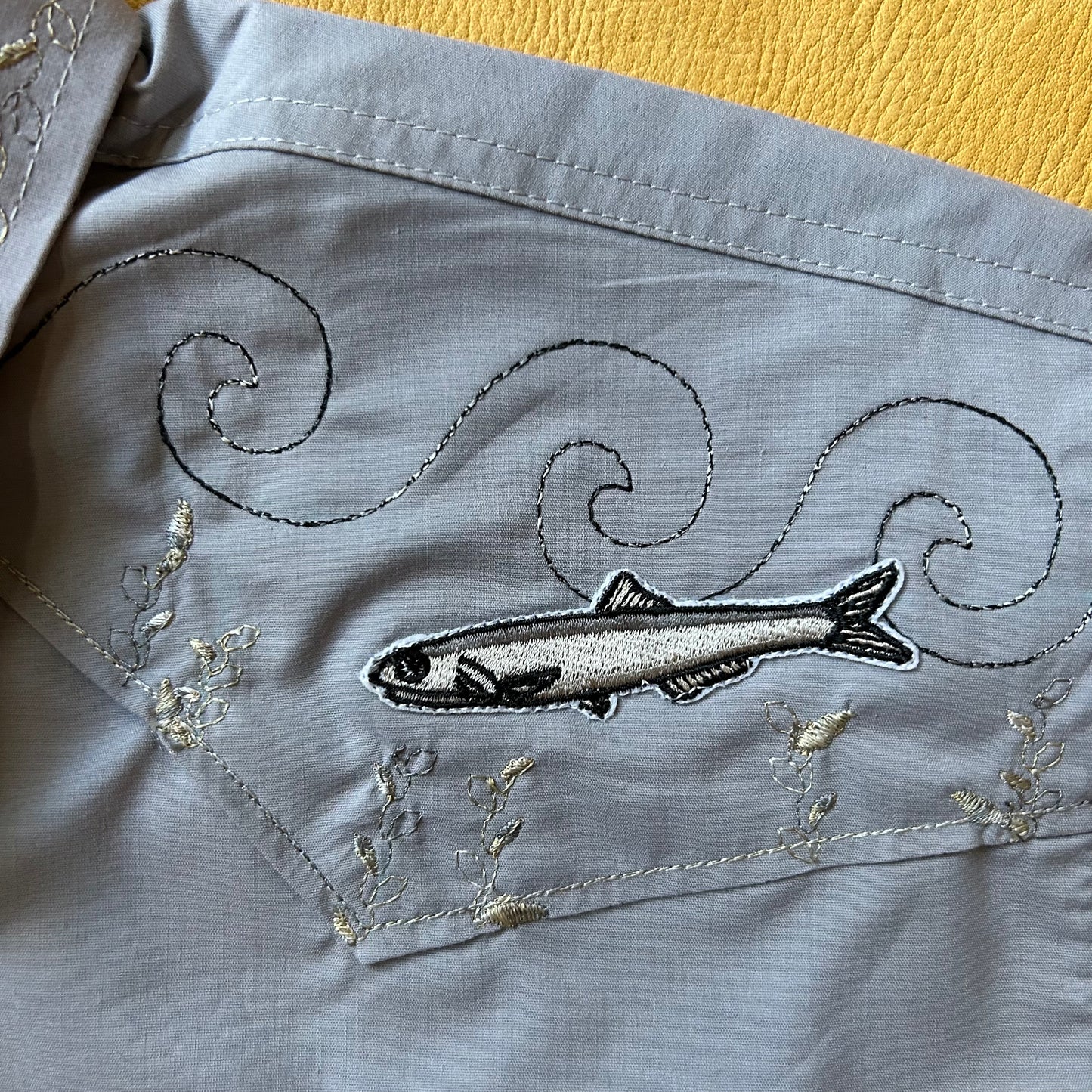 seal & fish in waves. xl.